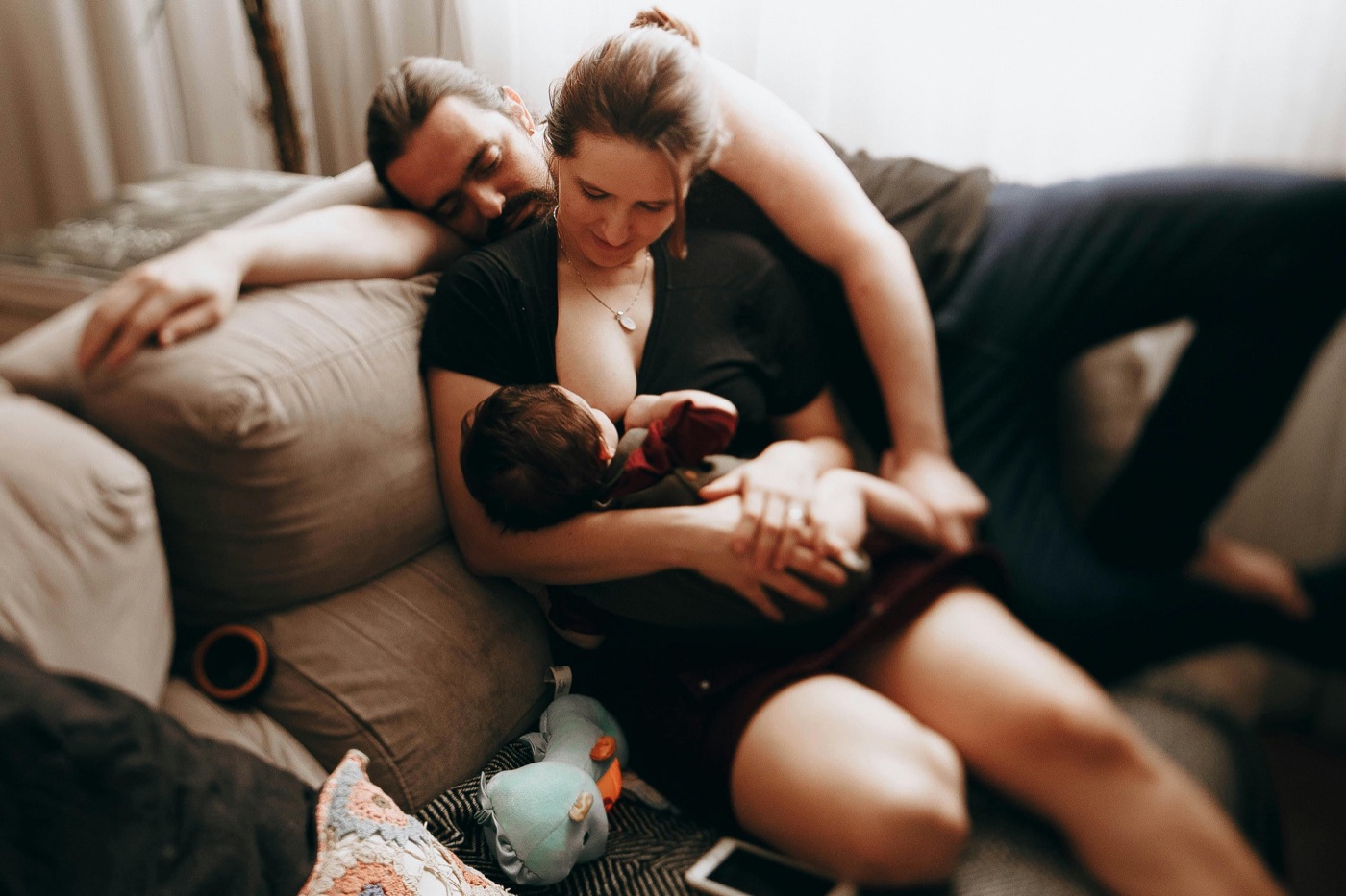 mama trzyma noworodka blisko piersi – pierwsze dni karmienia piersią i laktacji