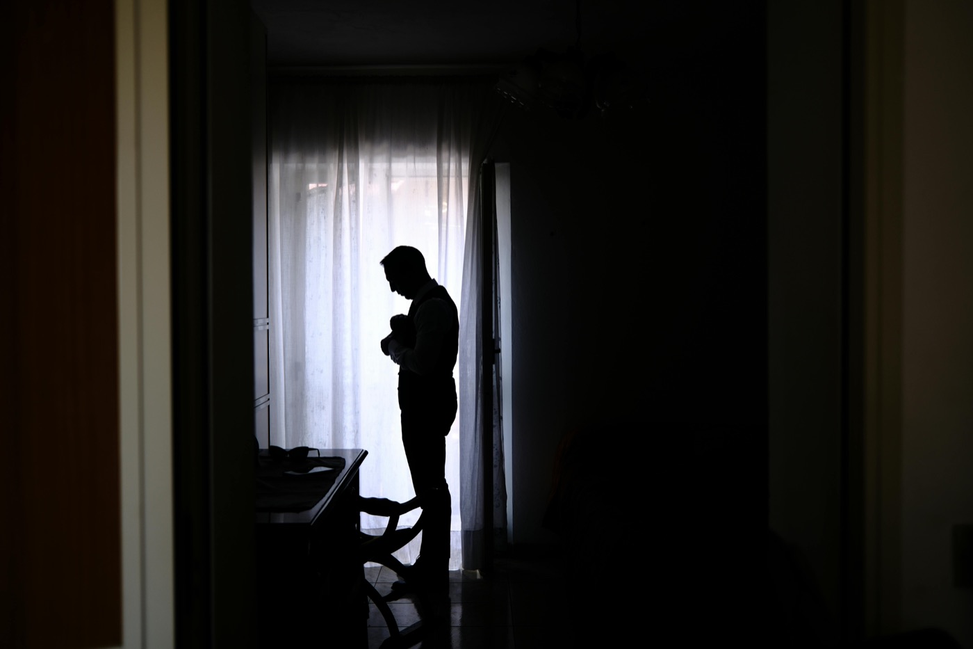 Świeżo upieczony tata siedzi sam z niemowlęciem – samotność ojca w okresie okołoporodowym